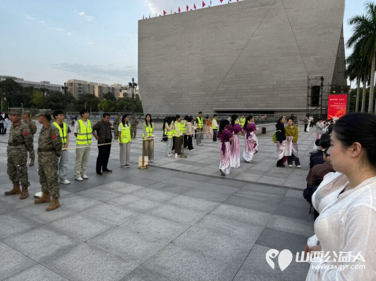 红歌嘹亮传薪火志愿同行暖全场 ¦ 晋中新青年高校志愿者联合服务中心统筹组织的100名青年志愿者全程参与现场服务保障圆满完成红歌大合唱展演志愿服务保障工作 - 第4张