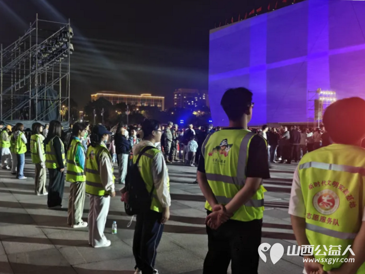 红歌嘹亮传薪火志愿同行暖全场 ¦ 晋中新青年高校志愿者联合服务中心统筹组织的100名青年志愿者全程参与现场服务保障圆满完成红歌大合唱展演志愿服务保障工作 - 第2张