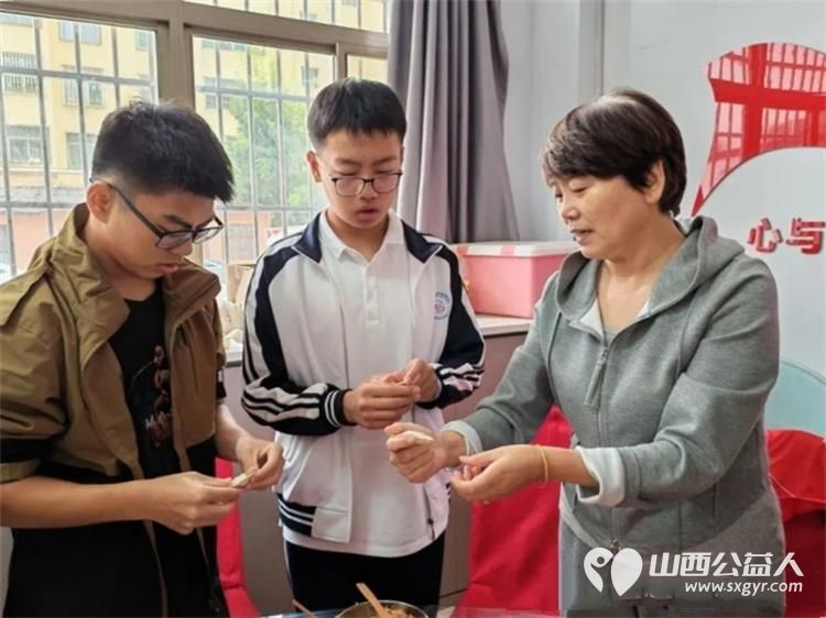 民盟盐湖区委员会联合盐湖区志愿者协会开展爱心传暖意同心庆华诞关爱困境儿童公益活动准备了专属国庆主题定制蛋糕香甜软糯的蛋糕寓意着生活美满甜蜜也寄托着孩子们向阳而生 - 第8张