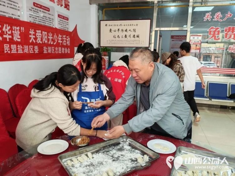 民盟盐湖区委员会联合盐湖区志愿者协会开展爱心传暖意同心庆华诞关爱困境儿童公益活动准备了专属国庆主题定制蛋糕香甜软糯的蛋糕寓意着生活美满甜蜜也寄托着孩子们向阳而生 - 第7张