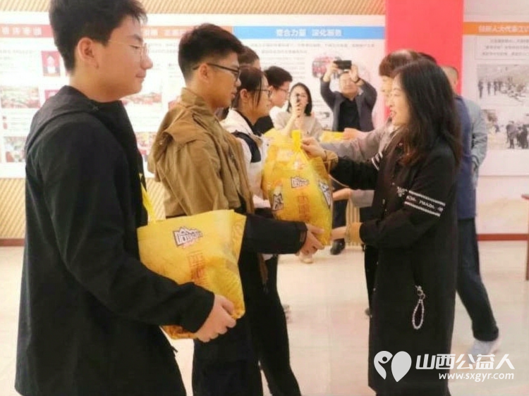 民盟盐湖区委员会联合盐湖区志愿者协会开展爱心传暖意同心庆华诞关爱困境儿童公益活动准备了专属国庆主题定制蛋糕香甜软糯的蛋糕寓意着生活美满甜蜜也寄托着孩子们向阳而生 - 第3张