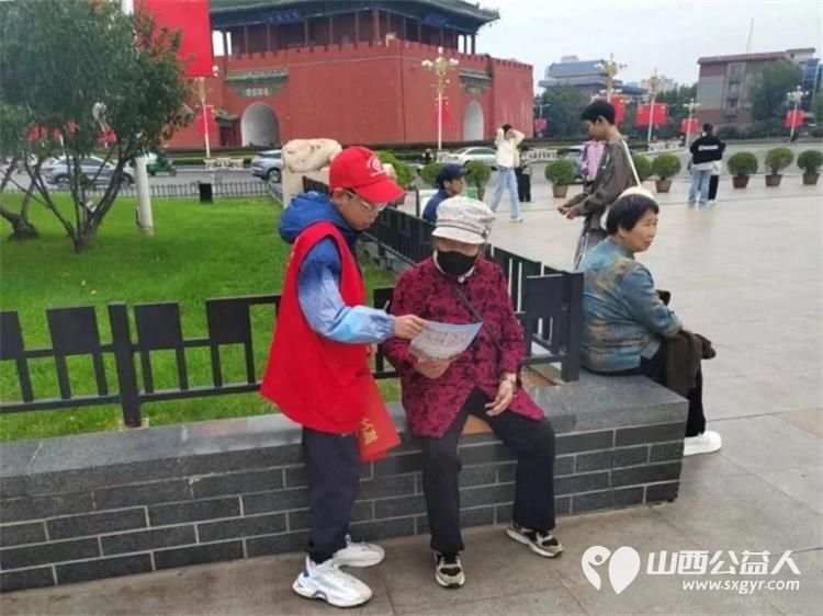 国庆在岗护文明志愿红点亮临汾城----临汾市文明交通志愿者协会组织开展国庆文明志愿服务专项行动国庆期间全程协助交警维护交通秩序主动引导车辆礼让行人全力保障道路交通安全畅通 - 第13张