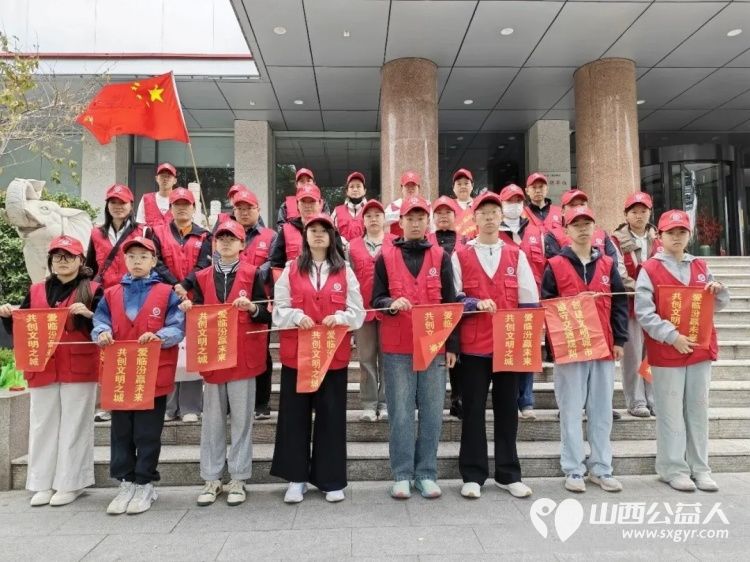 国庆在岗护文明志愿红点亮临汾城----临汾市文明交通志愿者协会组织开展国庆文明志愿服务专项行动国庆期间全程协助交警维护交通秩序主动引导车辆礼让行人全力保障道路交通安全畅通 - 第2张