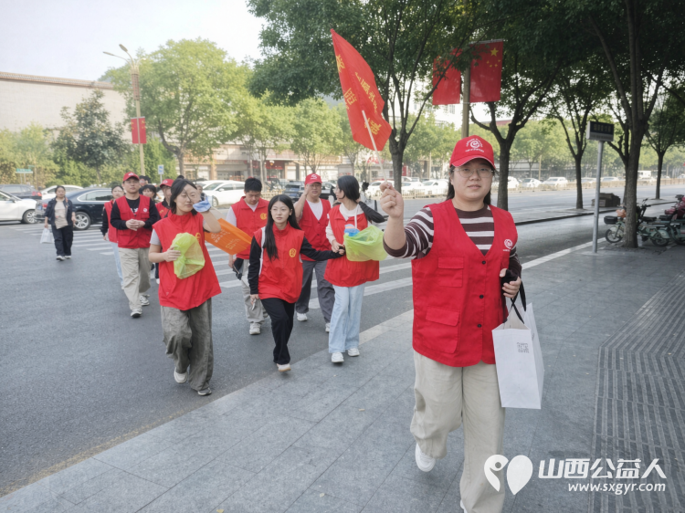 国庆在岗护文明志愿红点亮临汾城----临汾市文明交通志愿者协会组织开展国庆文明志愿服务专项行动国庆期间全程协助交警维护交通秩序主动引导车辆礼让行人全力保障道路交通安全畅通 - 第15张