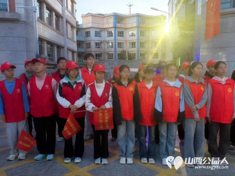 国庆在岗护文明志愿红点亮临汾城----临汾市文明交通志愿者协会组织开展国庆文明志愿服务专项行动国庆期间全程协助交警维护交通秩序主动引导车辆礼让行人全力保障道路交通安全畅通 - 第4张