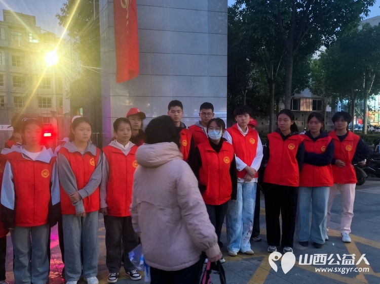 国庆在岗护文明志愿红点亮临汾城----临汾市文明交通志愿者协会组织开展国庆文明志愿服务专项行动国庆期间全程协助交警维护交通秩序主动引导车辆礼让行人全力保障道路交通安全畅通 - 第3张