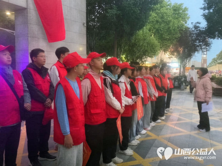 国庆在岗护文明志愿红点亮临汾城----临汾市文明交通志愿者协会组织开展国庆文明志愿服务专项行动国庆期间全程协助交警维护交通秩序主动引导车辆礼让行人全力保障道路交通安全畅通 - 第5张