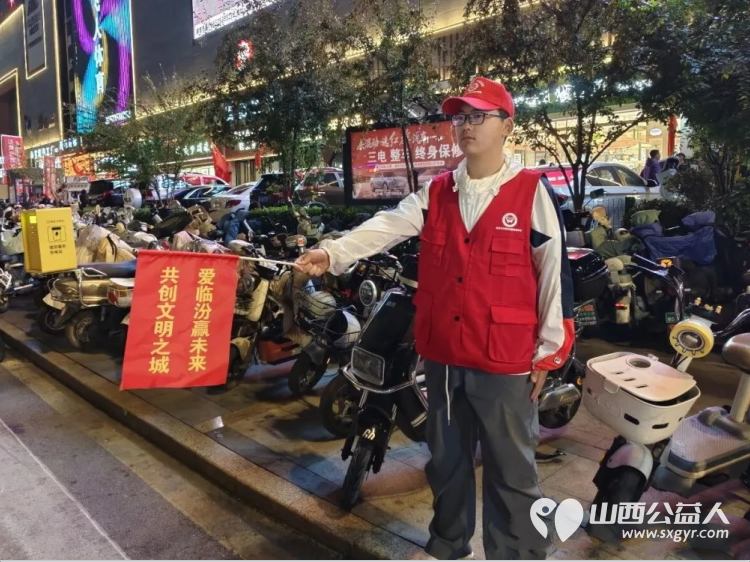 国庆在岗护文明志愿红点亮临汾城----临汾市文明交通志愿者协会组织开展国庆文明志愿服务专项行动国庆期间全程协助交警维护交通秩序主动引导车辆礼让行人全力保障道路交通安全畅通 - 第17张