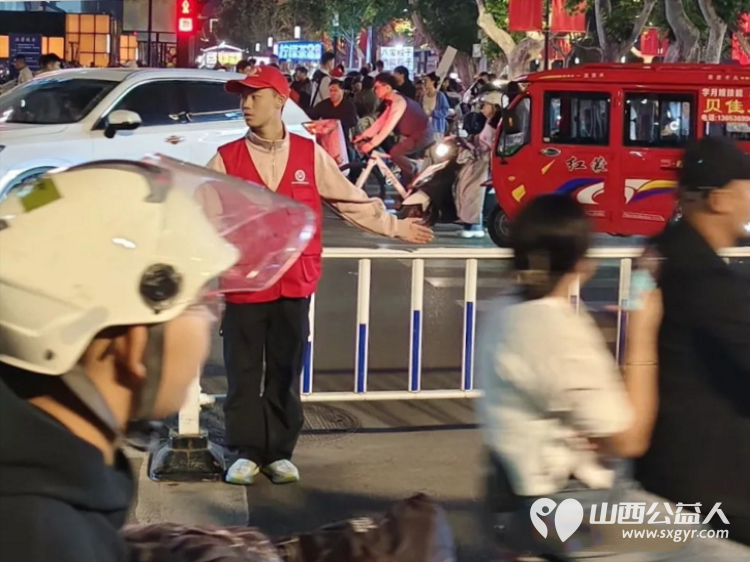 国庆在岗护文明志愿红点亮临汾城----临汾市文明交通志愿者协会组织开展国庆文明志愿服务专项行动国庆期间全程协助交警维护交通秩序主动引导车辆礼让行人全力保障道路交通安全畅通 - 第16张