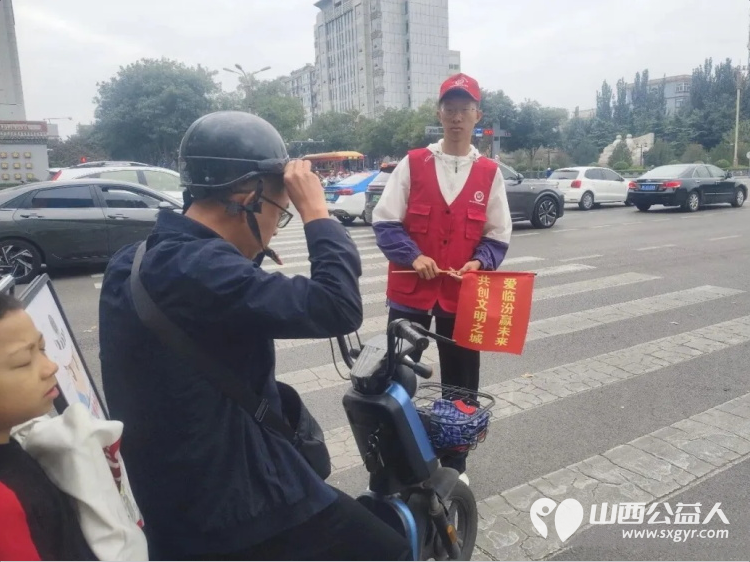 国庆在岗护文明志愿红点亮临汾城----临汾市文明交通志愿者协会组织开展国庆文明志愿服务专项行动国庆期间全程协助交警维护交通秩序主动引导车辆礼让行人全力保障道路交通安全畅通 - 第7张