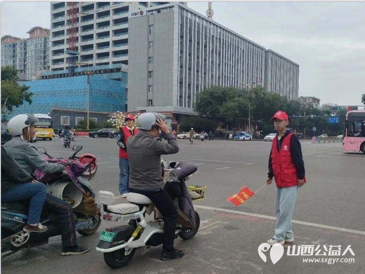 国庆在岗护文明志愿红点亮临汾城----临汾市文明交通志愿者协会组织开展国庆文明志愿服务专项行动国庆期间全程协助交警维护交通秩序主动引导车辆礼让行人全力保障道路交通安全畅通 - 第9张