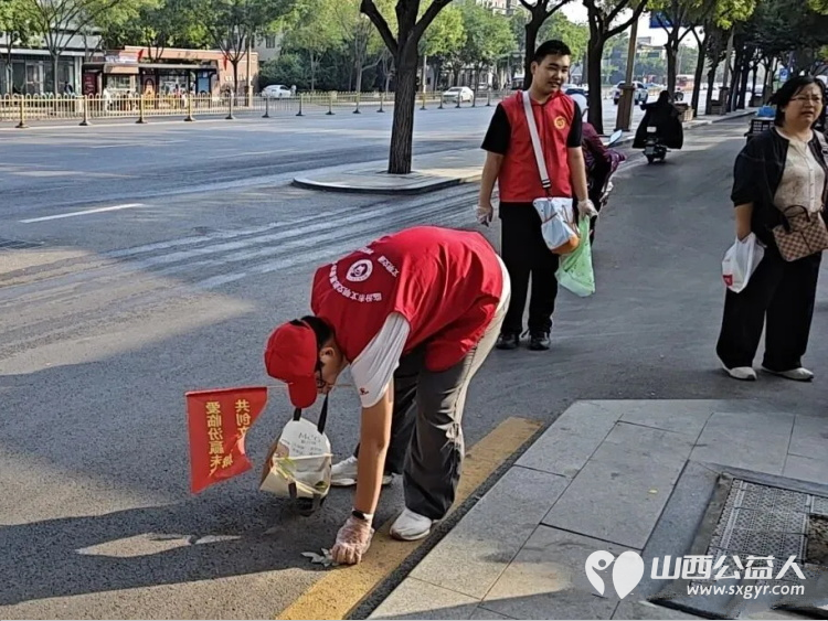 国庆在岗护文明志愿红点亮临汾城----临汾市文明交通志愿者协会组织开展国庆文明志愿服务专项行动国庆期间全程协助交警维护交通秩序主动引导车辆礼让行人全力保障道路交通安全畅通 - 第12张