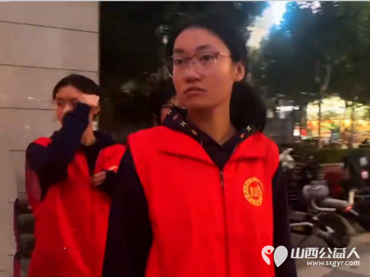 国庆在岗护文明志愿红点亮临汾城----临汾市文明交通志愿者协会组织开展国庆文明志愿服务专项行动国庆期间全程协助交警维护交通秩序主动引导车辆礼让行人全力保障道路交通安全畅通 - 第18张