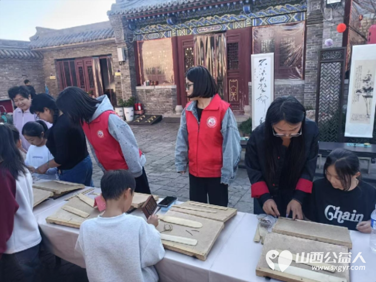 守护文脉献礼国庆|介休市北关街道彦博路社区志愿者协会在香文化博物馆志愿服务志愿者认真维护场馆秩序礼貌提醒游客文明观展让游客沉浸式感受介休香文化魅力 - 第7张