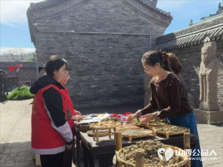 守护文脉献礼国庆|介休市北关街道彦博路社区志愿者协会在香文化博物馆志愿服务志愿者认真维护场馆秩序礼貌提醒游客文明观展让游客沉浸式感受介休香文化魅力 - 第10张