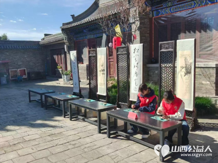 守护文脉献礼国庆|介休市北关街道彦博路社区志愿者协会在香文化博物馆志愿服务志愿者认真维护场馆秩序礼貌提醒游客文明观展让游客沉浸式感受介休香文化魅力 - 第6张