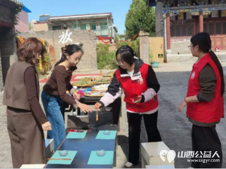 守护文脉献礼国庆|介休市北关街道彦博路社区志愿者协会在香文化博物馆志愿服务志愿者认真维护场馆秩序礼貌提醒游客文明观展让游客沉浸式感受介休香文化魅力 - 第8张