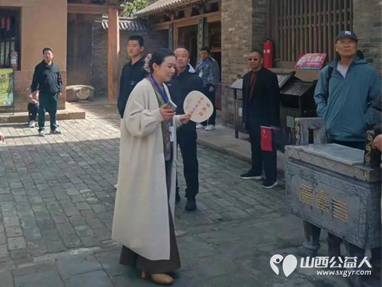 长治市崇庆寺里的暖心志愿微光长治市文物服务中心志愿者豆豆、常征与董晓丹老师在崇庆寺驻守义务讲解的第三天志愿者们用热忱把古寺的秋日烘得格外暖 - 第2张