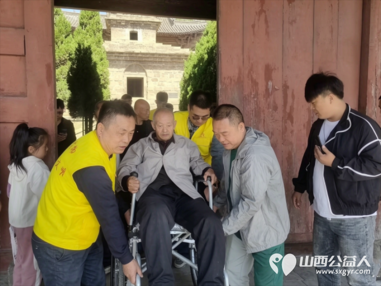 长治市崇庆寺里的暖心志愿微光长治市文物服务中心志愿者豆豆、常征与董晓丹老师在崇庆寺驻守义务讲解的第三天志愿者们用热忱把古寺的秋日烘得格外暖 - 第1张