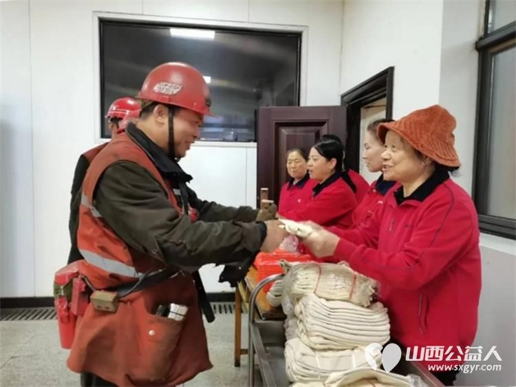 情暖中秋送关怀井口慰问沁人心----山西焦煤西山煤电马兰矿太原工会女工部在井口组织开展慰问活动太原好人陈腊英带领姐妹们把鞋垫布袜子手套等慰问品递到矿工手中送上节日的问候 - 第1张 - 山西公益人 情暖中秋送关怀井口慰问沁人心----山西焦煤西山煤电马兰矿太原工会女工部在井口组织开展慰问活动太原好人陈腊英带领姐妹们把鞋垫布袜子手套等慰问品递到矿工手中送上节日的问候 - 第1张