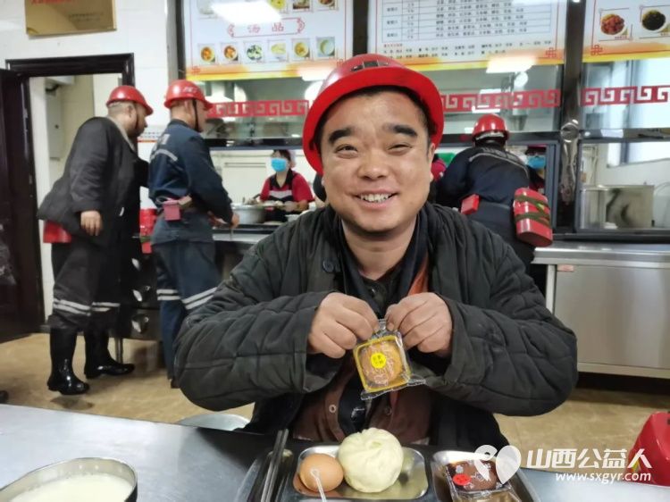 情暖中秋送关怀井口慰问沁人心----山西焦煤西山煤电马兰矿太原工会女工部在井口组织开展慰问活动太原好人陈腊英带领姐妹们把鞋垫布袜子手套等慰问品递到矿工手中送上节日的问候 - 第2张 - 山西公益人 情暖中秋送关怀井口慰问沁人心----山西焦煤西山煤电马兰矿太原工会女工部在井口组织开展慰问活动太原好人陈腊英带领姐妹们把鞋垫布袜子手套等慰问品递到矿工手中送上节日的问候 - 第2张
