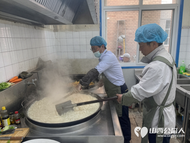山西省长治市雨花斋二部10月5日爱心免费供餐两个小志愿者参加了供餐活动体验学习雷锋做公益志愿活动 - 第4张