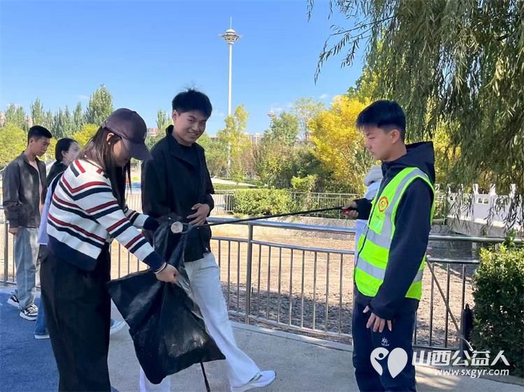 文水县爱心帮扶志愿者协会的志愿者们10月5日齐聚滨河公园开展垃圾清理志愿活动大家捡拾白色垃圾用实际行动守护公园环境用志愿力量守护绿水青山 - 第4张