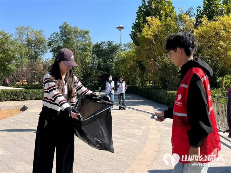 文水县爱心帮扶志愿者协会的志愿者们10月5日齐聚滨河公园开展垃圾清理志愿活动大家捡拾白色垃圾用实际行动守护公园环境用志愿力量守护绿水青山 - 第3张