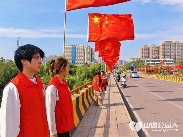 志愿微光汇暖流十一假期共前行----介休市北关街道彦博路社区志愿者协会围绕游客接待、旅游路线咨询、特产推荐、免费发放城市地图、现场秩序引导等内容为来介休的游客提供暖心服务 - 第4张 - 山西公益人 志愿微光汇暖流十一假期共前行----介休市北关街道彦博路社区志愿者协会围绕游客接待、旅游路线咨询、特产推荐、免费发放城市地图、现场秩序引导等内容为来介休的游客提供暖心服务 - 第4张