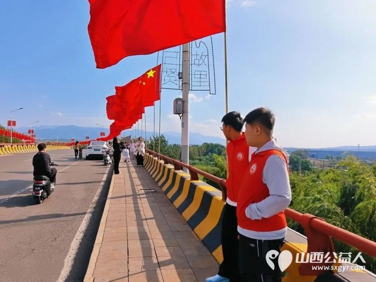 志愿微光汇暖流十一假期共前行----介休市北关街道彦博路社区志愿者协会围绕游客接待、旅游路线咨询、特产推荐、免费发放城市地图、现场秩序引导等内容为来介休的游客提供暖心服务 - 第5张 - 山西公益人 志愿微光汇暖流十一假期共前行----介休市北关街道彦博路社区志愿者协会围绕游客接待、旅游路线咨询、特产推荐、免费发放城市地图、现场秩序引导等内容为来介休的游客提供暖心服务 - 第5张