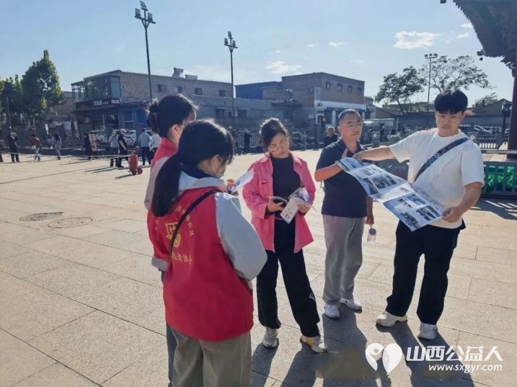 志愿微光汇暖流十一假期共前行----介休市北关街道彦博路社区志愿者协会围绕游客接待、旅游路线咨询、特产推荐、免费发放城市地图、现场秩序引导等内容为来介休的游客提供暖心服务 - 第8张 - 山西公益人 志愿微光汇暖流十一假期共前行----介休市北关街道彦博路社区志愿者协会围绕游客接待、旅游路线咨询、特产推荐、免费发放城市地图、现场秩序引导等内容为来介休的游客提供暖心服务 - 第8张