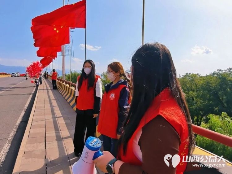 志愿微光汇暖流十一假期共前行----介休市北关街道彦博路社区志愿者协会围绕游客接待、旅游路线咨询、特产推荐、免费发放城市地图、现场秩序引导等内容为来介休的游客提供暖心服务 - 第3张 - 山西公益人 志愿微光汇暖流十一假期共前行----介休市北关街道彦博路社区志愿者协会围绕游客接待、旅游路线咨询、特产推荐、免费发放城市地图、现场秩序引导等内容为来介休的游客提供暖心服务 - 第3张
