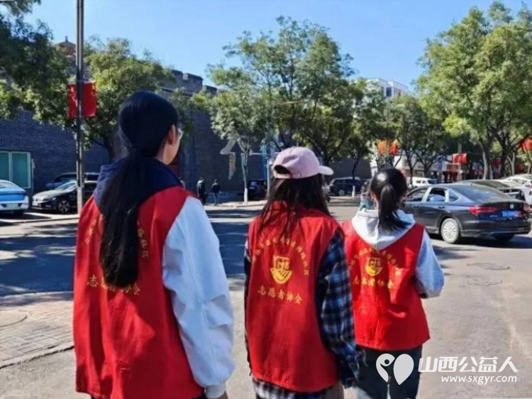 志愿微光汇暖流十一假期共前行----介休市北关街道彦博路社区志愿者协会围绕游客接待、旅游路线咨询、特产推荐、免费发放城市地图、现场秩序引导等内容为来介休的游客提供暖心服务 - 第9张 - 山西公益人 志愿微光汇暖流十一假期共前行----介休市北关街道彦博路社区志愿者协会围绕游客接待、旅游路线咨询、特产推荐、免费发放城市地图、现场秩序引导等内容为来介休的游客提供暖心服务 - 第9张