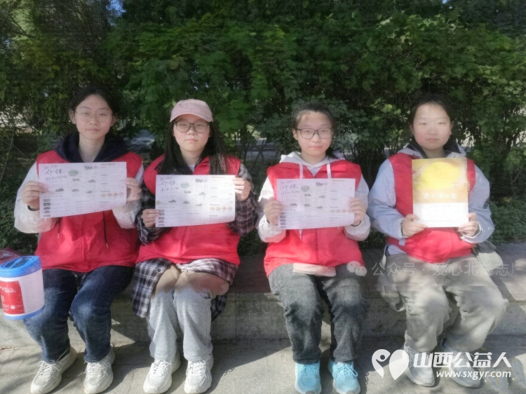 志愿微光汇暖流十一假期共前行----介休市北关街道彦博路社区志愿者协会围绕游客接待、旅游路线咨询、特产推荐、免费发放城市地图、现场秩序引导等内容为来介休的游客提供暖心服务 - 第6张 - 山西公益人 志愿微光汇暖流十一假期共前行----介休市北关街道彦博路社区志愿者协会围绕游客接待、旅游路线咨询、特产推荐、免费发放城市地图、现场秩序引导等内容为来介休的游客提供暖心服务 - 第6张