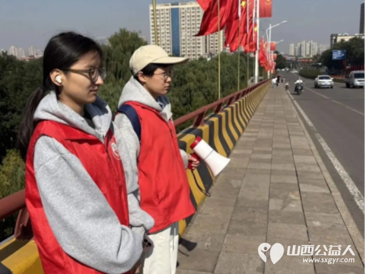 志愿微光汇暖流十一假期共前行----介休市北关街道彦博路社区志愿者协会围绕游客接待、旅游路线咨询、特产推荐、免费发放城市地图、现场秩序引导等内容为来介休的游客提供暖心服务 - 第2张 - 山西公益人 志愿微光汇暖流十一假期共前行----介休市北关街道彦博路社区志愿者协会围绕游客接待、旅游路线咨询、特产推荐、免费发放城市地图、现场秩序引导等内容为来介休的游客提供暖心服务 - 第2张