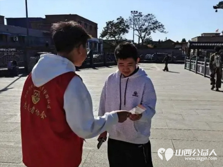 志愿微光汇暖流十一假期共前行----介休市北关街道彦博路社区志愿者协会围绕游客接待、旅游路线咨询、特产推荐、免费发放城市地图、现场秩序引导等内容为来介休的游客提供暖心服务 - 第11张 - 山西公益人 志愿微光汇暖流十一假期共前行----介休市北关街道彦博路社区志愿者协会围绕游客接待、旅游路线咨询、特产推荐、免费发放城市地图、现场秩序引导等内容为来介休的游客提供暖心服务 - 第11张
