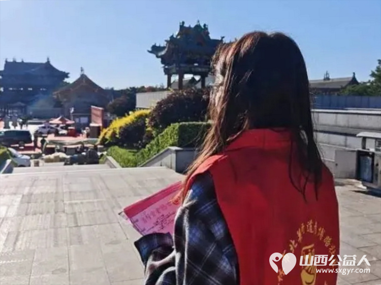 志愿微光汇暖流十一假期共前行----介休市北关街道彦博路社区志愿者协会围绕游客接待、旅游路线咨询、特产推荐、免费发放城市地图、现场秩序引导等内容为来介休的游客提供暖心服务 - 第10张 - 山西公益人 志愿微光汇暖流十一假期共前行----介休市北关街道彦博路社区志愿者协会围绕游客接待、旅游路线咨询、特产推荐、免费发放城市地图、现场秩序引导等内容为来介休的游客提供暖心服务 - 第10张