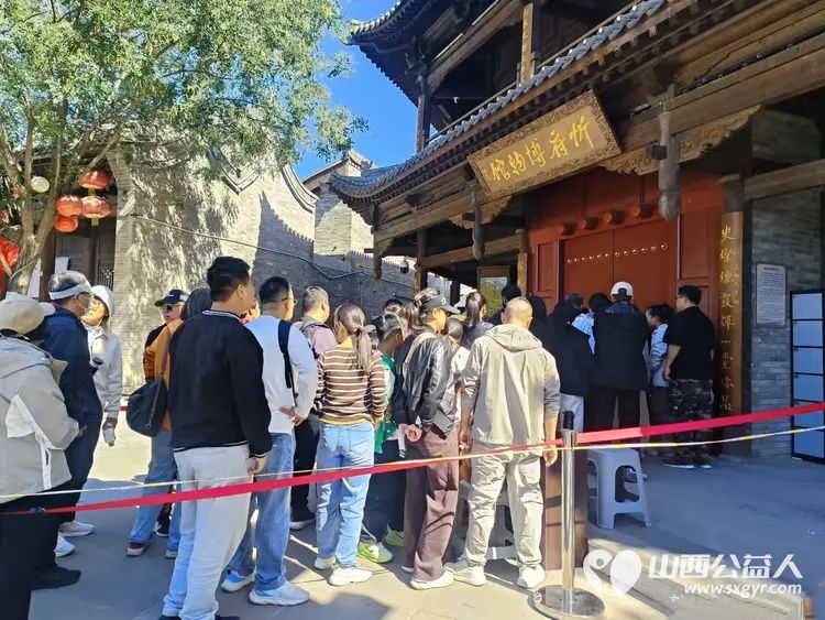 金秋国庆志愿同行----2026年10月5日忻府区红色志愿服务队迎来博物馆值守第四天坚守岗位用心服务到访游客用真诚的行动展现红色志愿者的奉献精神 - 第15张 - 山西公益人 金秋国庆志愿同行----2026年10月5日忻府区红色志愿服务队迎来博物馆值守第四天坚守岗位用心服务到访游客用真诚的行动展现红色志愿者的奉献精神 - 第15张