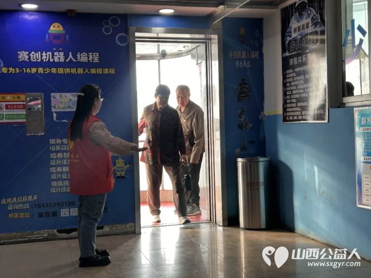 阳泉市义工联合会携阳泉九达国际影城联合邀请99位老人免费观看了热播电影《什么意思夫妇》让老人们多了一段欢聚相伴的时光 - 第3张