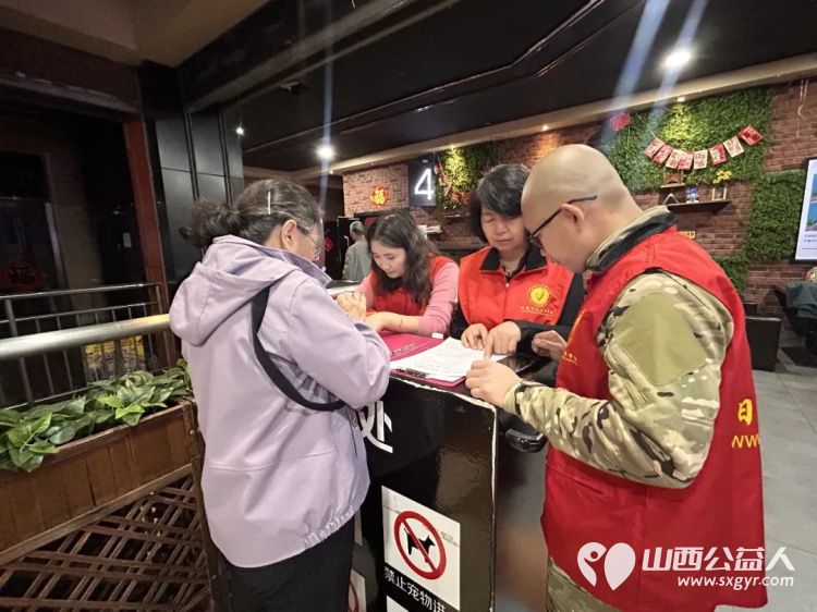 阳泉市义工联合会携阳泉九达国际影城联合邀请99位老人免费观看了热播电影《什么意思夫妇》让老人们多了一段欢聚相伴的时光 - 第6张