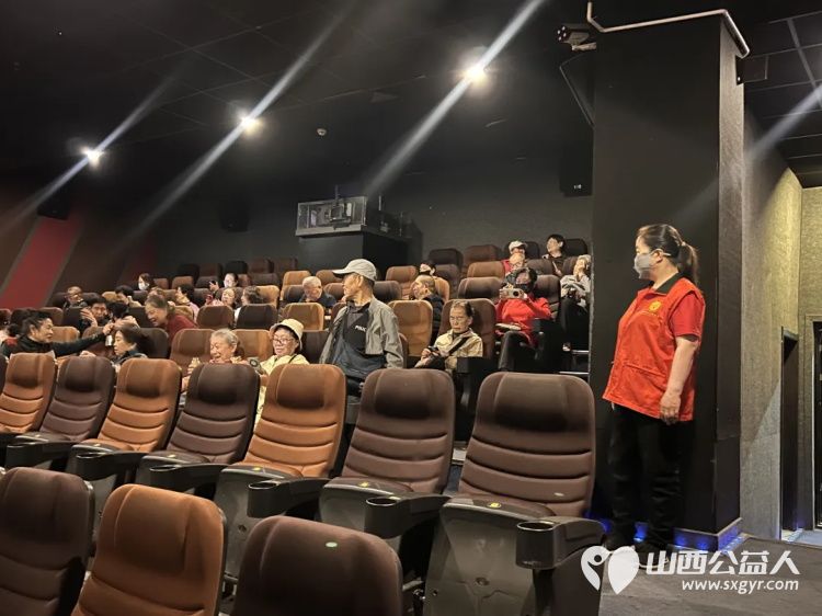 阳泉市义工联合会携阳泉九达国际影城联合邀请99位老人免费观看了热播电影《什么意思夫妇》让老人们多了一段欢聚相伴的时光 - 第7张