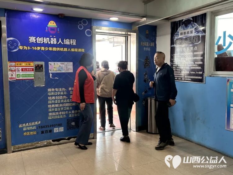 阳泉市义工联合会携阳泉九达国际影城联合邀请99位老人免费观看了热播电影《什么意思夫妇》让老人们多了一段欢聚相伴的时光 - 第14张