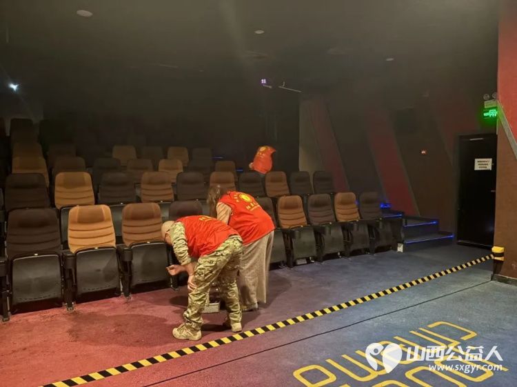 阳泉市义工联合会携阳泉九达国际影城联合邀请99位老人免费观看了热播电影《什么意思夫妇》让老人们多了一段欢聚相伴的时光 - 第17张