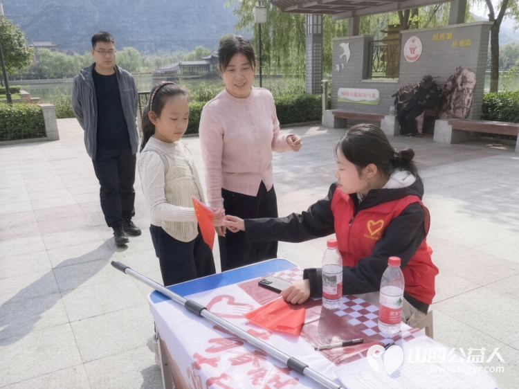 这个国庆----吕梁市离石区青年志愿者协会志愿红成了游客眼里最暖的风景志愿者们还会继续把志愿力量融入城市日常的各个角落用一件件扎实的小事为更多人带去方便与温暖 - 第7张