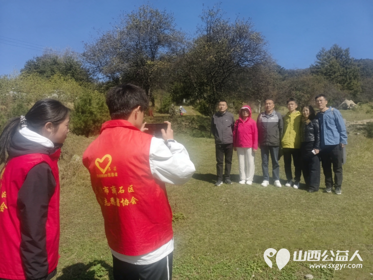 这个国庆----吕梁市离石区青年志愿者协会志愿红成了游客眼里最暖的风景志愿者们还会继续把志愿力量融入城市日常的各个角落用一件件扎实的小事为更多人带去方便与温暖 - 第11张