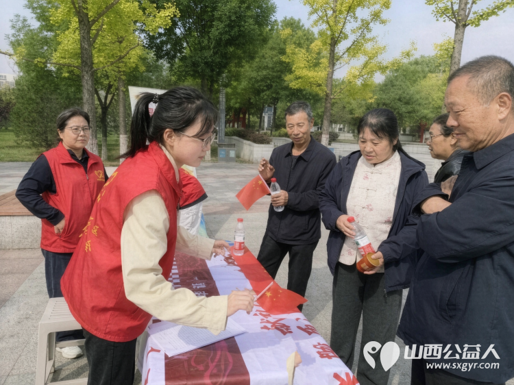 这个国庆----吕梁市离石区青年志愿者协会志愿红成了游客眼里最暖的风景志愿者们还会继续把志愿力量融入城市日常的各个角落用一件件扎实的小事为更多人带去方便与温暖 - 第6张