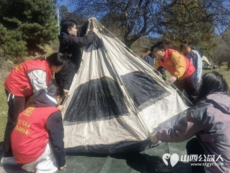 这个国庆----吕梁市离石区青年志愿者协会志愿红成了游客眼里最暖的风景志愿者们还会继续把志愿力量融入城市日常的各个角落用一件件扎实的小事为更多人带去方便与温暖 - 第5张