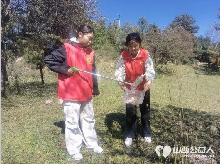 这个国庆----吕梁市离石区青年志愿者协会志愿红成了游客眼里最暖的风景志愿者们还会继续把志愿力量融入城市日常的各个角落用一件件扎实的小事为更多人带去方便与温暖 - 第8张