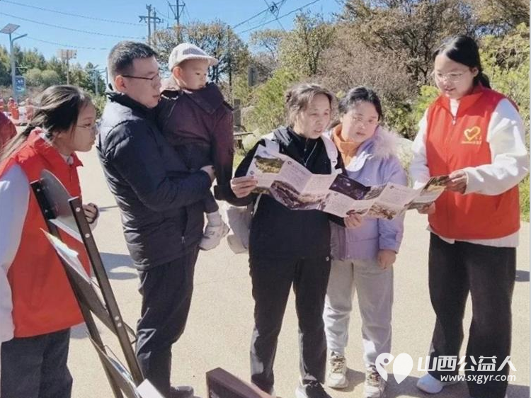 这个国庆----吕梁市离石区青年志愿者协会志愿红成了游客眼里最暖的风景志愿者们还会继续把志愿力量融入城市日常的各个角落用一件件扎实的小事为更多人带去方便与温暖 - 第9张