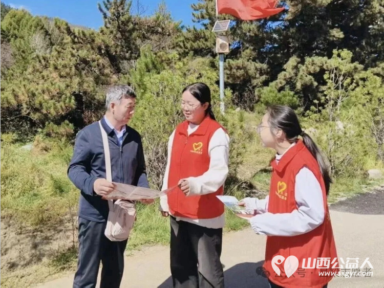 这个国庆----吕梁市离石区青年志愿者协会志愿红成了游客眼里最暖的风景志愿者们还会继续把志愿力量融入城市日常的各个角落用一件件扎实的小事为更多人带去方便与温暖 - 第2张